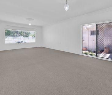 Spacious Family Home Just Metres from the Broadwater - Photo 4