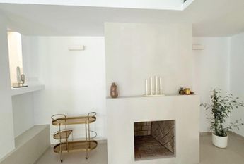 LARGE DETACHED VILLA WITH PRIVATE POOL AND GARDEN