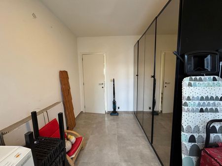 Vernieuwd gelijkvloers-appartement met 2 slaapkamers en koer - Photo 2