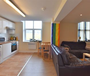 2 bedroom Flat in Flat 1, Leeds - Photo 2