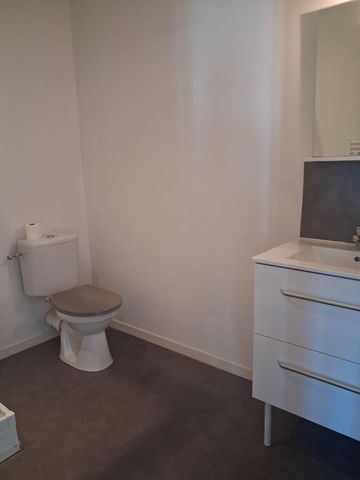 Location Appartement 2 pièces 39m² SAINTES 17100 - Photo 3