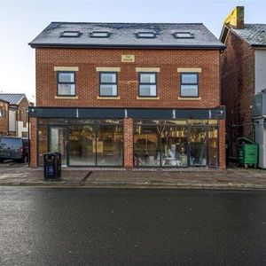 9 bedroom flat to rent - Photo 2