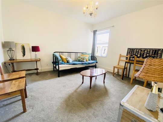 4 bedroom end of terrace house to rent - Photo 1