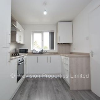 4 Bedroom House near Leeds University - Photo 1