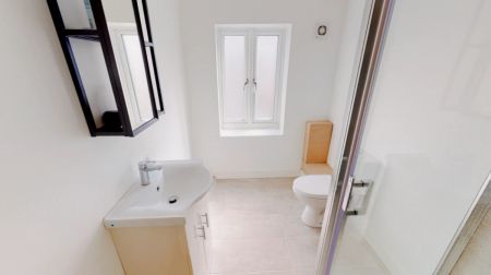 8 bedrooms 1 bathroom - Photo 3