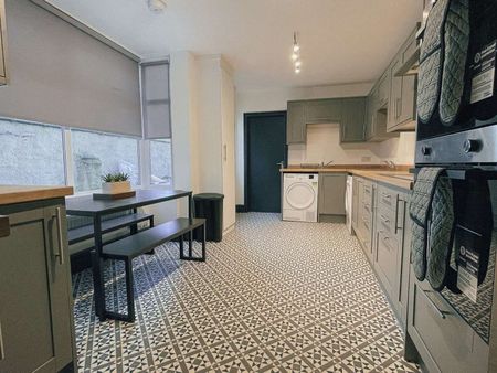 🌟 Perfectly Located on Mill Road, Cleethorpes 🌟 Room 4 - En-suite - Photo 3