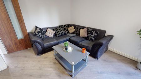 5 bedroom end of terrace house to rent - Photo 4