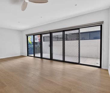 Stylish Townhouse in Prime Bulimba Location - Photo 2