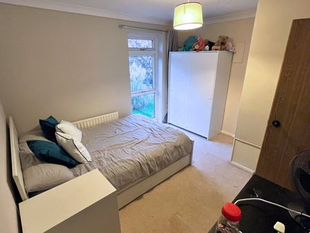 Knaphill, Woking - Photo 3