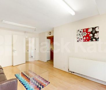 Stylish 2 Bed Split-Level Garden Flat in Prime W10 Location - Photo 3