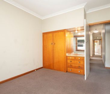 SPACIOUS THREE BEDROOM HOME WITH SHED - IDEAL LOCATION - Photo 3