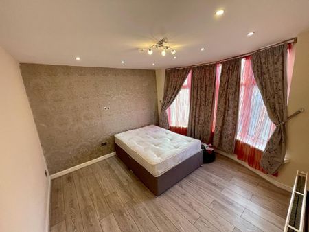 3 bedroom semi-detached house to rent - Photo 5