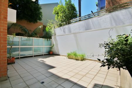Stylish City-Fringe Living with Private Courtyard - Photo 4