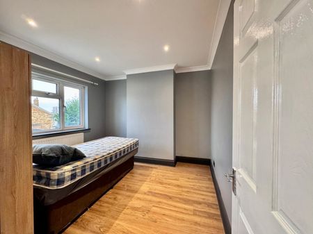 4 bed Semi-Detached House for Rent - Photo 4