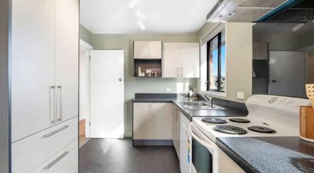 Sunny and Spacious in Anderson Bay - Photo 2