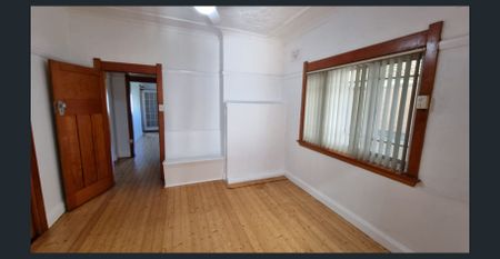 Large family home with extension and seperate 1 bedroom granny flat FAIRFIELD - Photo 5