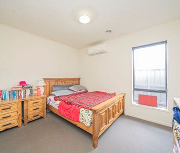 Stunning 4-Bedroom, 3 Living Home in prime location - Photo 5