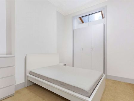 A well-presented three bedroom ground floor flat between Clapham Common and Lavender Hill. - Photo 3