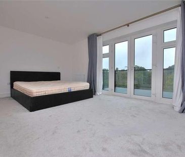 Waterfront Crescent, Mytchett, Camberley, Surrey, GU16 - Photo 4