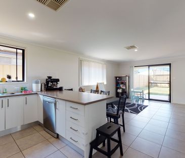 Four bedroom family home in South - Photo 5