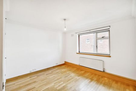 3 bedroom flat to rent - Photo 4