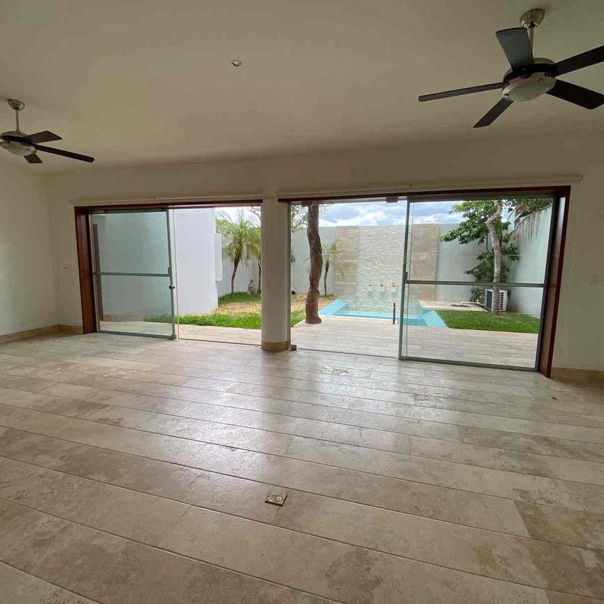 Amplia y preciosa casa en privada, con 3 recámaras, cuarto de servicio y alberca. - Photo 1