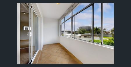 Beautifully Presented Three Bedroom Duplex with Sunrooms - Photo 5