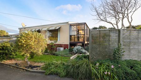 Sunny 2 Bedroom Unit in Highcliff - Photo 2