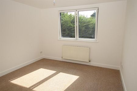 2 bedroom Maisonette to let - Photo 3