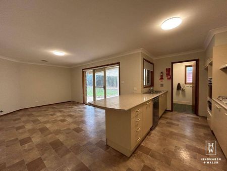 Convenient location - Photo 2