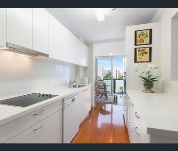 Modern Apartment with Stunning Wraparound Views - Photo 4