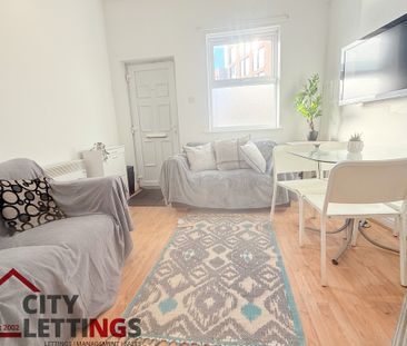 4 Bedroom Mid Terraced House - Photo 2