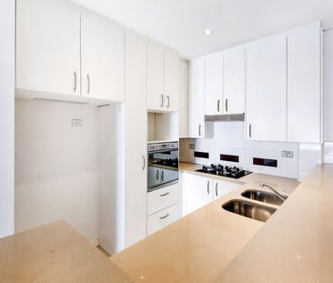 FURNISHED A SPACIOUS 3-BEDROOM APARTMENT IN WATERLOO! - Photo 1