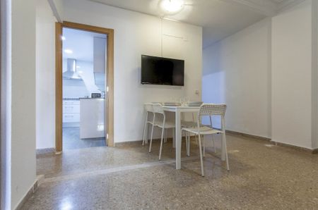 Bright room in Avenida de la Constitución - Photo 5