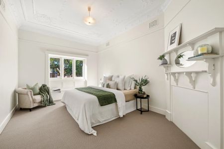 Updated and light filled Californian bungalow - Photo 5