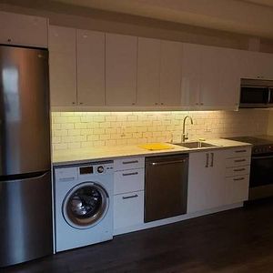 ON SUBWAY LINE 2 BEDS 1 BATH MAIN LEVEL WITH BACKYARD - Photo 2