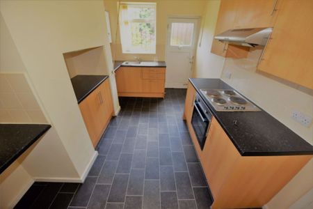 3 bedroom Flat in Otley Road, Leeds - Photo 5