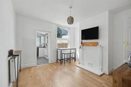 2 bedroom end of terrace house to rent - Photo 2
