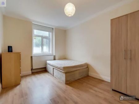 3 Bedroom Flat - Photo 4