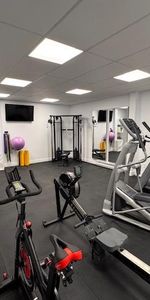 CHARMANT 2 1/2 rénové - piscines - gym - LIBRE - Photo 4