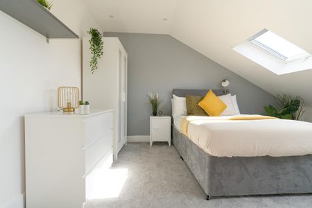 Stansted #70 - Photo 5