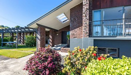 Spacious Family Home with Stunning Rural Outlook - Photo 4
