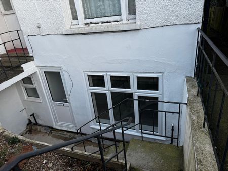 8 Thornhill Road, Croydon - Photo 3