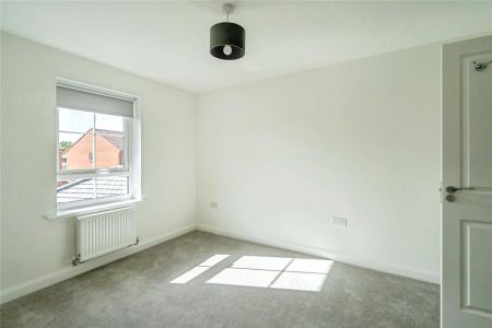 4 bedroom house to rent Tern Crescent, Bosham, Chichester, West Sussex, PO18 - Photo 4