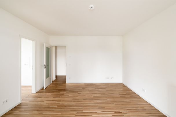 Hoch oben mit großem Balkon und Blick ins Grüne. Neubau in ruhiger zentraler Lage der Südvorstadt. - Photo 1