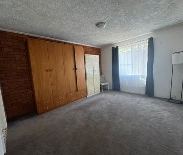 Large one bedroom unit in central location! - Photo 4