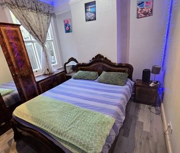 Room in a Shared Flat, Oxenford Street, SE15 - Photo 1