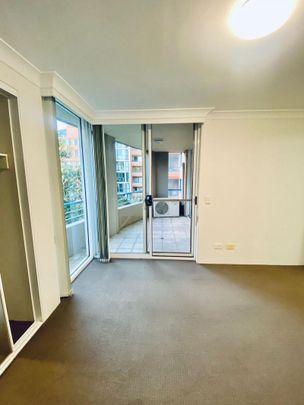 Quiet and Leafy outlook two bedrooms apartment at Prime location - Photo 1