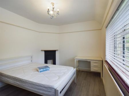 4 bedroom end of terrace house to rent - Photo 4