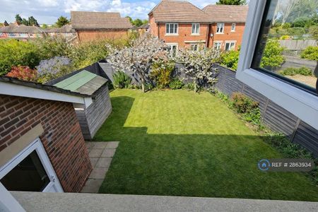 4 bedroom detached house to rent - Photo 2